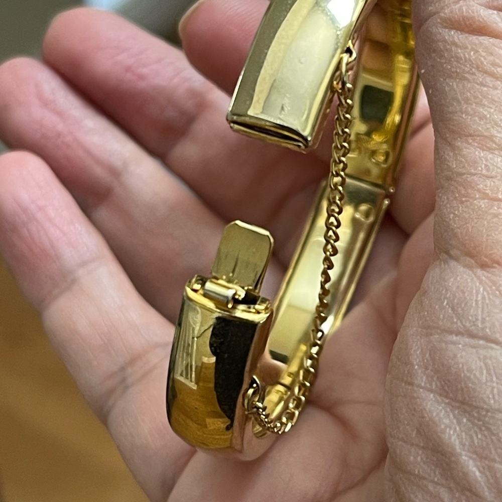 Gold tone oval hinged bangle bracelet - Picture 5 of 5